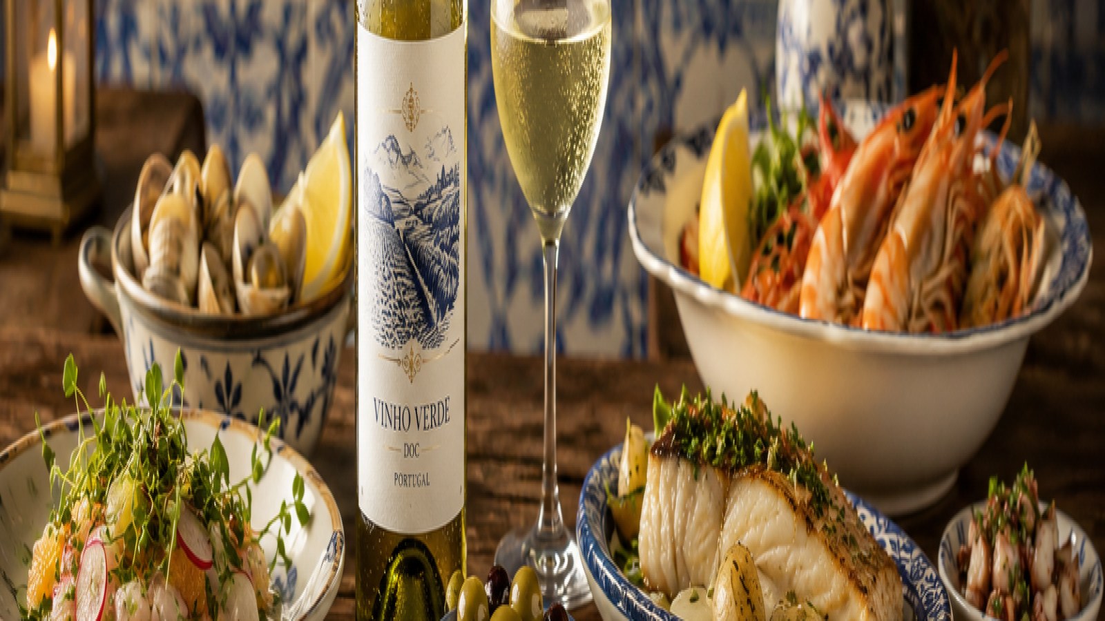 Vino Verde armonizado con platos portugueses ligeros en composición gastronómica premium del Empório Portugal