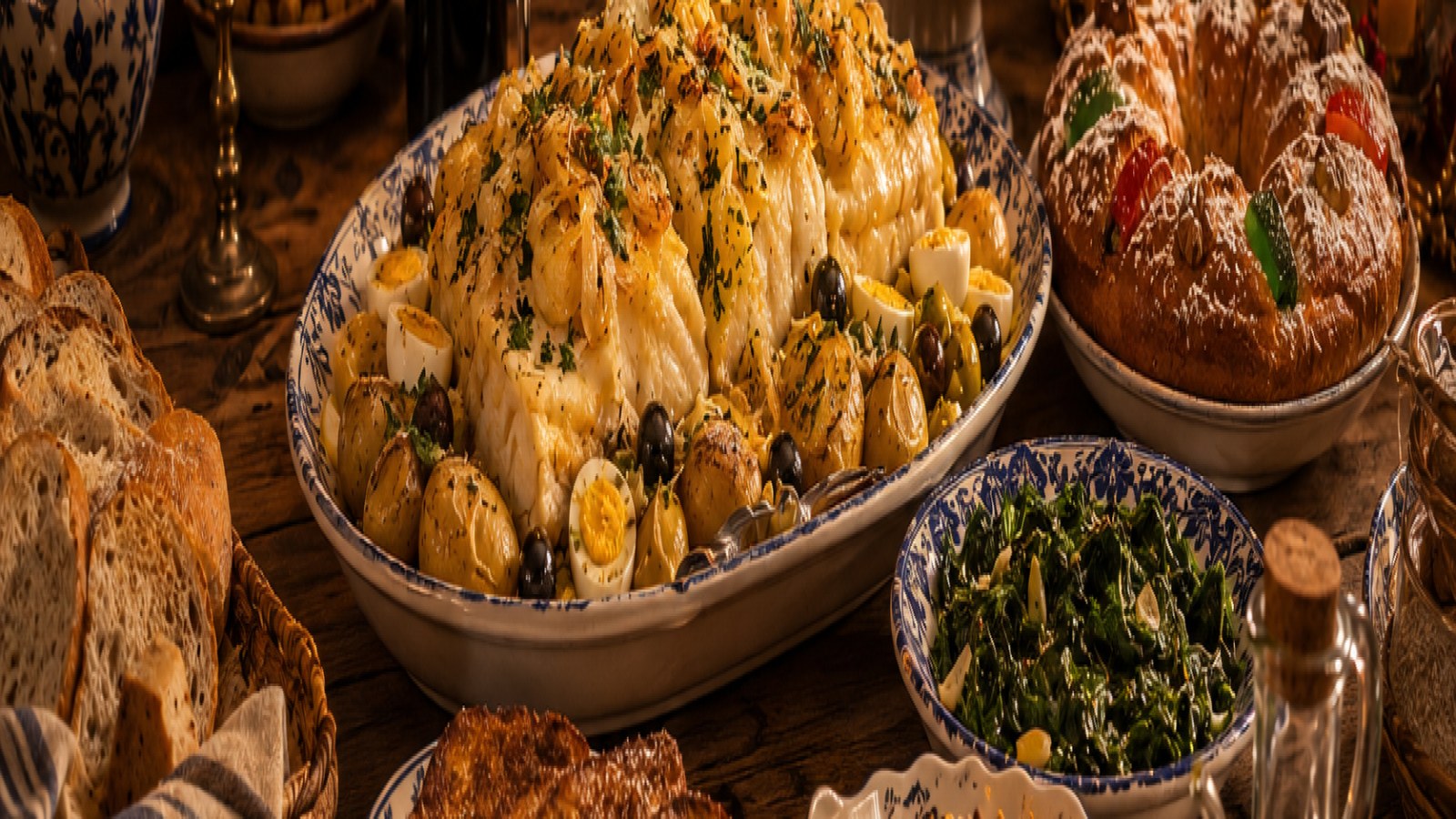 Cena portuguesa de Navidad con bacalao, patatas, coles, panes, dulces tradicionales y mesa festiva premium del Empório Portugal