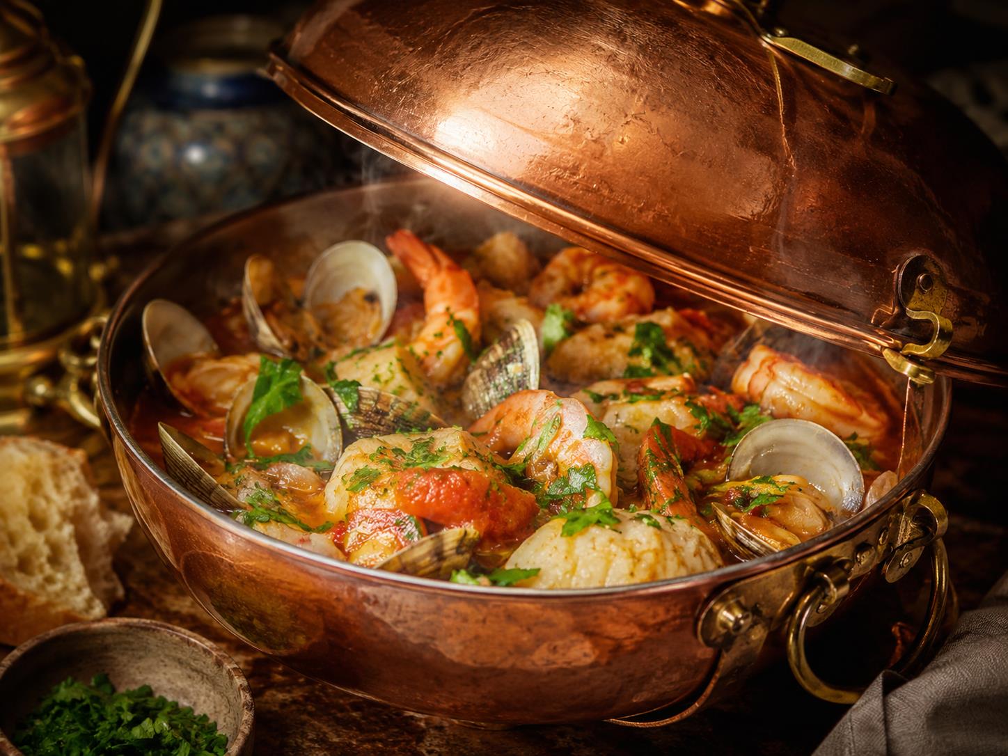Cataplana de marisco — receitas regionais portuguesas em estilo editorial